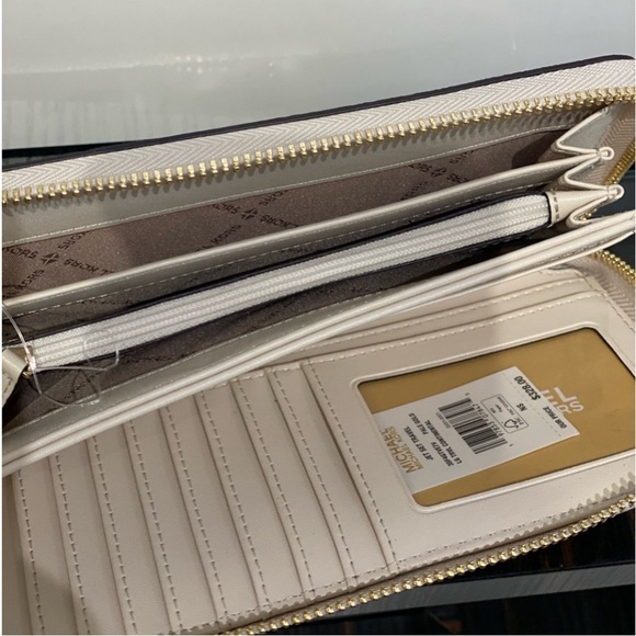 Michael Kors Jet Set
Travel Large Signature
Logo and Metallic Continental Wallet - Picture 9 of 13